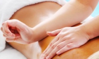 Photo d'un massage du dos avec les avant bras