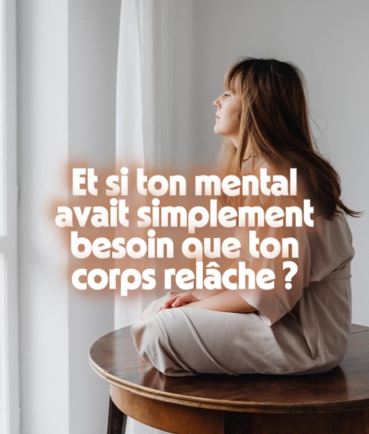 une personne assise calmement